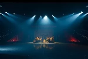 《玻璃海》剧照：黄昏海边的长堤与两个人的背影