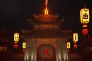 《深夜面包房》剧照：凌晨仍亮着灯的橱窗与出炉面包