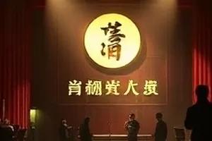 《晚九点的约定》剧照：晚间九点的小区路灯与长椅